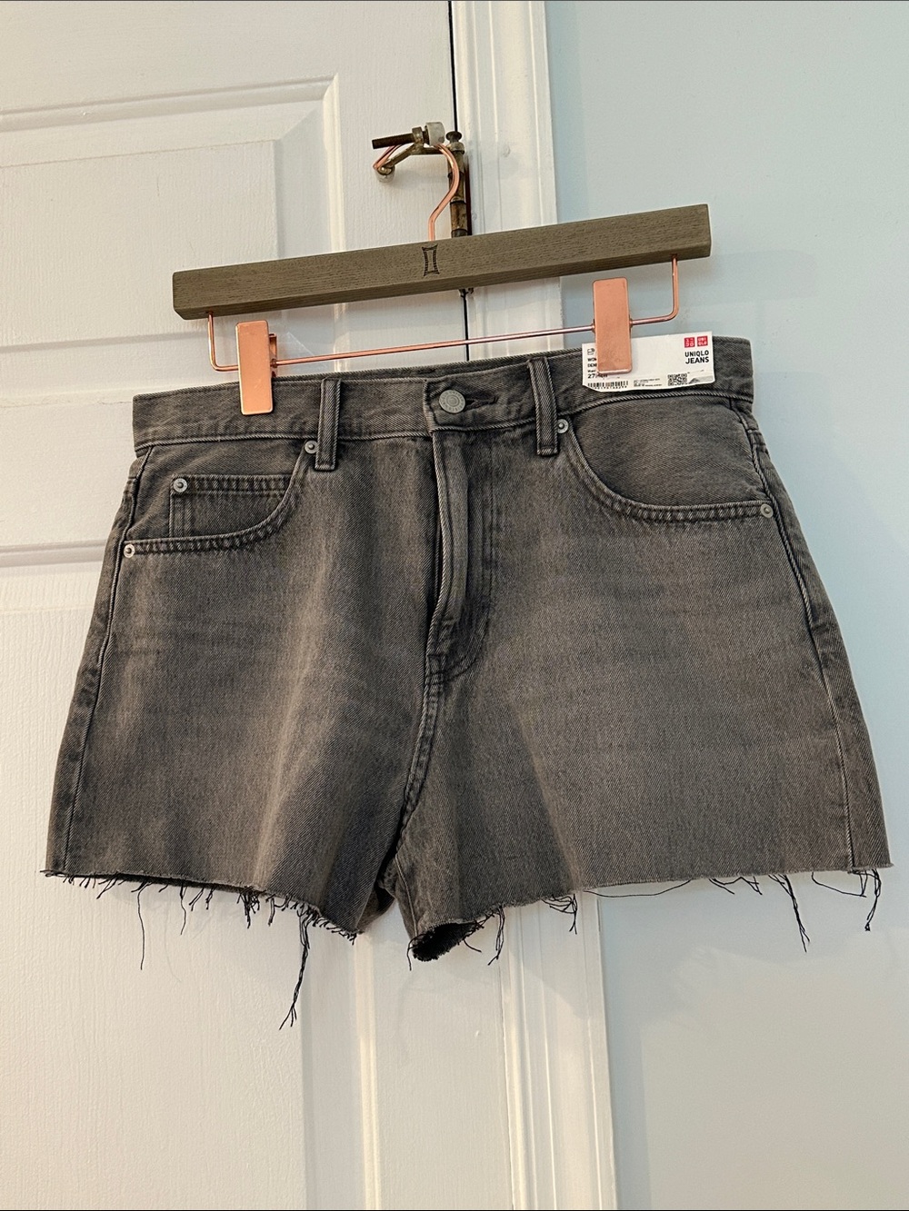 Uniqlo Gray Frayed Denim Shorts in Size 27